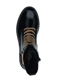 Stivaletto in pelle verniciata nera con lacci beige e una superficie testurizzata. Caratterizzato da un inserto per il rilascio sulla parte posteriore e una forma della punta arrotondata.