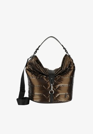 Torba na ramię w stylu puffera w ciemnym brązie z pikowaną teksturą, regulowanym czarnym paskiem oraz srebrnymi detalami. Posiada zapięcie na zatrzask.