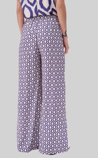 Brede broek met een paars en crèmekleurig geometrisch patroon, elastische tailleband en lichtgewicht stof, wat zorgt voor een losse pasvorm en comfort.