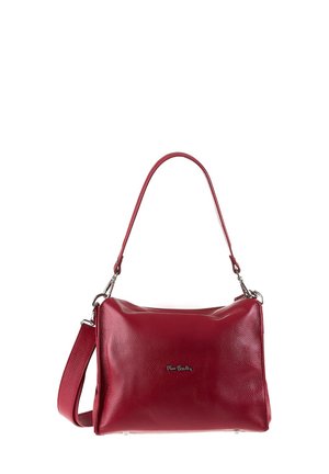 Borsa a spalla rossa in pelle con finitura testurizzata, dotata di una lunga tracolla e accessori in argento. Forma rettangolare con una parte frontale liscia e lucida.