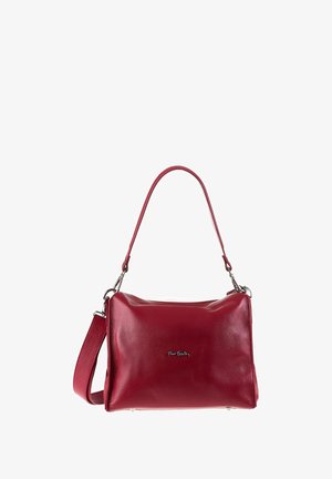 Sac à épaule en cuir rouge avec une finition texturée, doté d'une longue sangle et de quincaillerie en argent. Forme rectangulaire avec un devant lisse et poli.