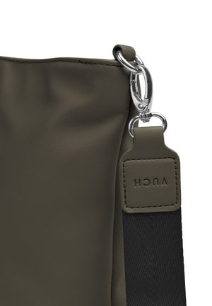 Olivgrüne Lederhandtasche mit glatter Textur, ausgestattet mit einem silbernen Verschluss und einem abnehmbaren Träger mit einem Markenschild.