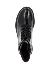 Bottes de cheville en cuir verni noir avec fermeture à lacets, bout rond et finition texturée. Comprend une doublure en tissu doux et une semelle intérieure rembourrée.