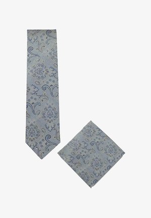 Cravate bleu clair et pochette avec motif floral cachemire bleu foncé et gris sur fond blanc.