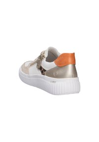 Baskets blanches avec des accents métalliques dorés et orange, détail imprimé léopard, fermeture éclair sur le côté et semelle épaisse blanche à rainures portant l'inscription "light sole".