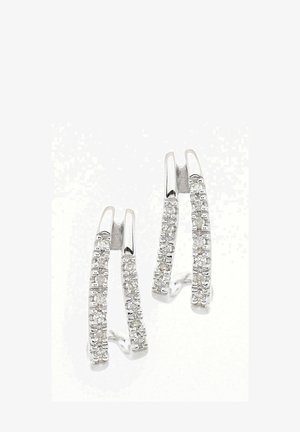 Sidabriniai apskrito formato auskarai su lenktu dizainu, kurių išorėje yra švarių blizgančių akmenėlių. Lygus, poliruotas paviršius.