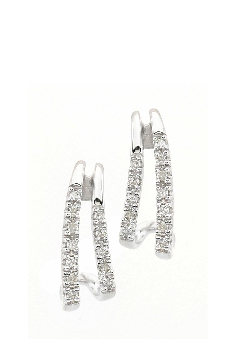 Sølvøreringe med en buet design, der har en række klare, funklende sten langs den ydre kant. Glat, poleret overflade.