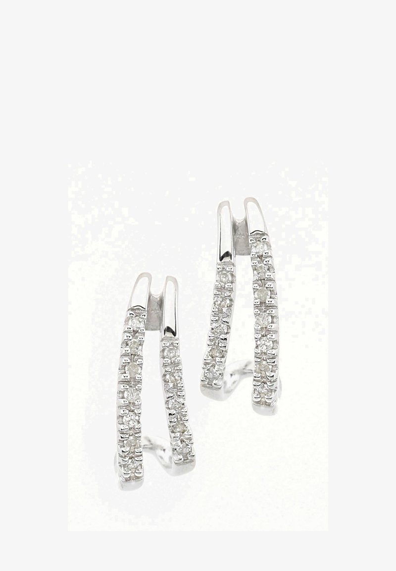 Sølvøreringe med en buet design, der har en række klare, funklende sten langs den ydre kant. Glat, poleret overflade.