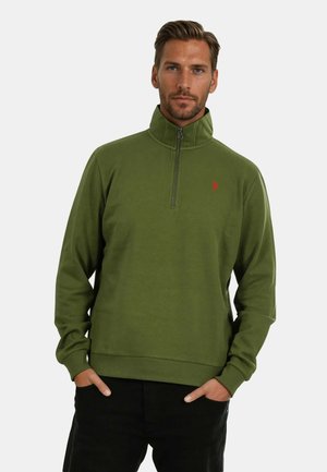 Olivegrüner Halbzip-Sweatshirt aus weichem Stoff, mit geripptem Saum, langen Ärmeln und einem kleinen roten Logo auf der Brust.