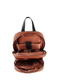 Sac à dos en cuir marron avec une poignée noire, doté d'une ouverture zippée, de plusieurs poches intérieures et d'une texture lisse.