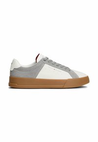 Sneaker bianco e grigio con finitura in suede, dotata di suola in gomma naturale, design con lacci e logo sul lato.