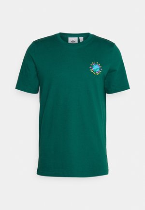 T-shirt vert en coton à manches courtes, avec un motif de globe et le texte "adidas Originals" en broderie multicolore sur la poitrine.