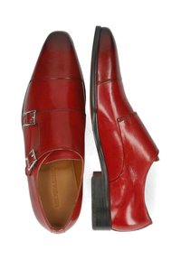 Zapatos de cuero rojo con una puntera elegante y afilada. Presentan dobles hebillas plateadas y un acabado liso y pulido. Tacón negro resistente.