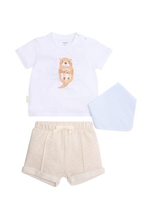 Camiseta blanca para bebé con estampado de nutria, pantalones cortos beige con dobladillo enrollado y cordón, y babero bandana a cuadros azul claro.