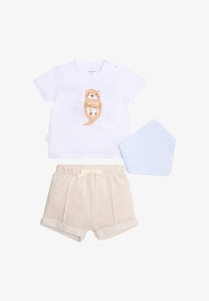Camiseta blanca para bebé con estampado de nutria, pantalones cortos beige con dobladillo enrollado y cordón, y babero bandana a cuadros azul claro.