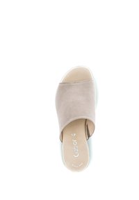 Beige läder slip-on sandal med en slät yta, rund tå och lätt svikt. Har en vadderad innersula och minimalistisk design.
