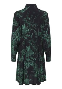 Schwarzes Kleid mit floralem Muster in dunklen Grüntönen, langen Ärmeln, einem Kragen und einer ausgestellten Silhouette mit tailliertem Bund.