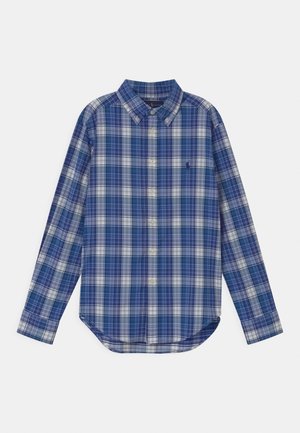 Camisa de manga larga a cuadros en tonos azul y blanco, con cuello abotonado, cierre de botones y dobladillo redondeado.