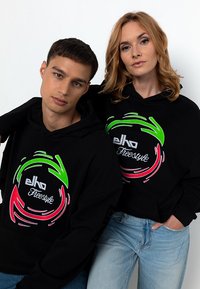 Schwarze Hoodies mit einem runden Grafikdesign in Rot und Grün. Das Material scheint weich zu sein; das Design umfasst den Text "elko Freestyle." Standardpassform.