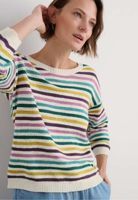 Wielokolorowy sweter w paski z turkusowymi, żółtymi, fioletowymi i zielonymi paskami na kremowym tle. Dziergany materiał, szerokie wycięcie, ściągacz na dole.