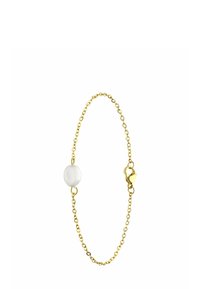 Gouden armband met een gladde witte kraal, verbonden door kleine kettingsegmenten met een kreeftsluiter om te bevestigen.