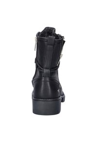 Botte chelsea en cuir noir avec un dessus texturé, fermeture éclair, doublure douce et un talon bloc bas. Design minimaliste avec des accents en métal argenté.