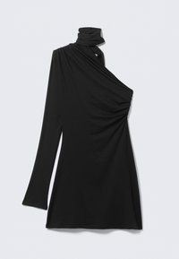 Schwarzes Ein-Schulter-Kleid aus weichem Stoff. Hat ein drapiertes Design mit Raffungen an der Seite und einem hohen Kragen. Der lange Ärmel ist enganliegend.