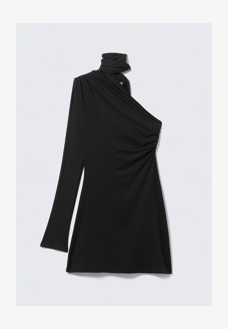 Robe noire à une épaule faite d'un tissu doux. Présente un design drapé avec des fronces sur le côté et un col haut. La manche longue est ajustée.