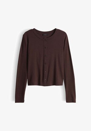 Cardigan a maniche lunghe color marrone scuro con bottoni e scollo rotondo, con sei bottoni sulla parte anteriore, esposto su sfondo bianco.