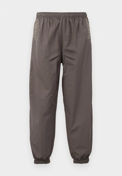 Donkergrijze, elastische broek met een relaxte pasvorm. Voorzien van gathered boorden en subtiele borduursels aan de zijkanten. Lichtgewicht stof.