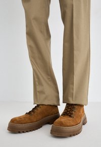 LINCOLN HIKING - Gležnjače s vezicama - cognac brown