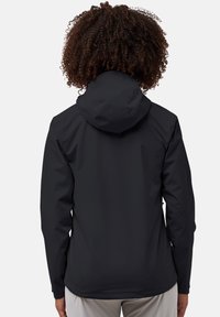 Giacca nera impermeabile con cappuccio, caratterizzata da una texture liscia, un design elegante e una vestibilità su misura. Include dettagli minimalisti sui polsini.