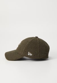 Boné verde-azeitona feito de fleece texturizado, com uma aba curva e um logótipo branco elevado nos painéis frontal e lateral.