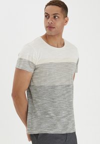 Kortærmet t-shirt med rund hals, der har en gradient fra lyse til mørke grå nuancer, med et tekstureret, meleret stofdesign.