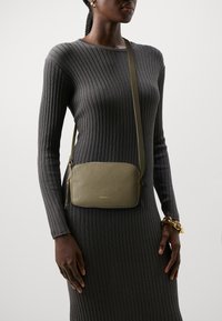 Coccinelle MALORY - Borsa a tracolla - laurel green