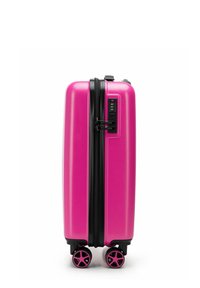Valigia rigida rosa con finitura liscia, zip nera e ruote doppie con design a stelle. Include una serratura a combinazione.