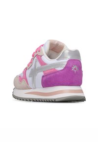 Sneaker colorato con una combinazione di suede bianco e rosa, dettagli in argento, chiusura con lacci e suola spessa con una finitura testurizzata.