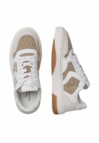 Sneaker bianchi con tomaia in tessuto beige testurizzato con motivo a rombi, suola in gomma e design con lacci per una vestibilità sicura.