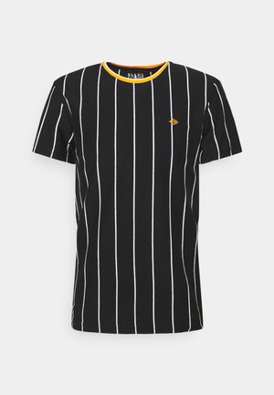 T-shirt noir à manches courtes avec des rayures verticales blanches et un petit logo jaune sur la poitrine gauche, avec un col rond bordé de jaune.