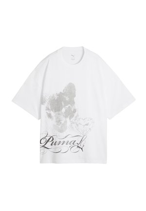 Biała, oversize'owa koszulka z dużym wyblakłym, szarobiałym wizerunkiem pumy oraz napisem „Puma” w ozdobnej czcionce z konturem serca na przodzie.
