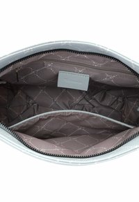 Intérieur de sac à main bleu clair avec une doublure à motifs gris, comprenant une poche zippée et deux compartiments ouverts. Ce design garantit un stockage organisé.