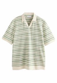 Polo de punto a rayas verde y crema, con cuello en V, mangas cortas y tejido texturizado. Las rayas varían en ancho y patrón.