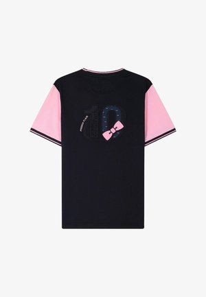 Chemise à manches courtes noire et rose avec des manches roses, numéro 10 bleu marine au dos, décorée d'un nœud rose et du texte French Flair.