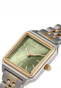 Rechteckige Uhr mit grünem Zifferblatt, goldenen Akzenten und einem Armband aus Edelstahl. Verfügt über Stundenmarkierungen und eine Krone an der Seite.