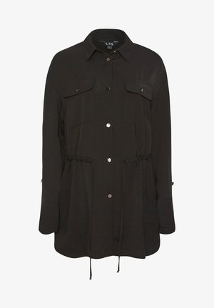 Czarna longsleeve koszula z dwiema kieszeniami na piersi, regulowanym pasem i zapięciem na guziki z przodu. Teksturowana tkanina z delikatnym połyskiem.