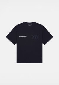 Camiseta de algodón negra con cuello redondo, mangas cortas, logo de texto en blanco en el frente y un gráfico redondo en el pecho. Diseño simple con acentos sutiles.