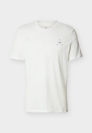 Λευκό κοντομάνικο T-shirt με στρογγυλή λαιμόκοψη, με μικρό μπλε γραφικό και κείμενο στο αριστερό στήθος, εμφανιζόμενο σε απλό ανοιχτό φόντο.