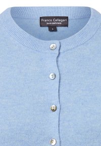 Hellblaues Kaschmir-Cardigan mit rundem Ausschnitt, fünf silbernen Knopfverschlüssen und einer weichen Rippstruktur. Die Größenschild zeigt klein an.