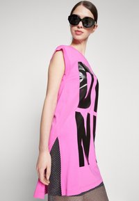 DKNY EXPLODED LOGO TUNIC - Džersio suknelė - shocking pink/black