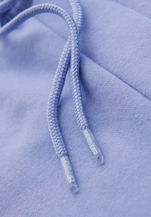 Ljuslila hoodie-tyg med flätade dragsnören. Dragsnörena har klara plaständar med texten "LEVELUP." Mjuk och texturerad.